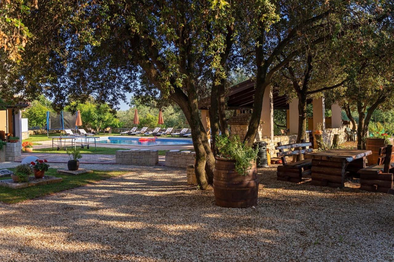 Guesthouse "Barboska" - Big Outdoor Swimming Pool & Private Tennis Court Vodnjan Luaran gambar