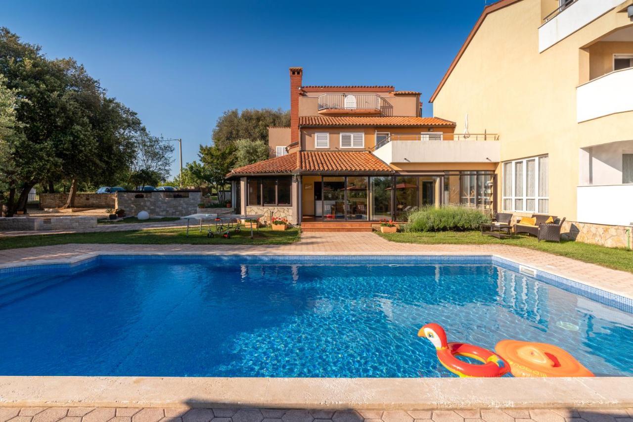 Guesthouse "Barboska" - Big Outdoor Swimming Pool & Private Tennis Court Vodnjan Luaran gambar