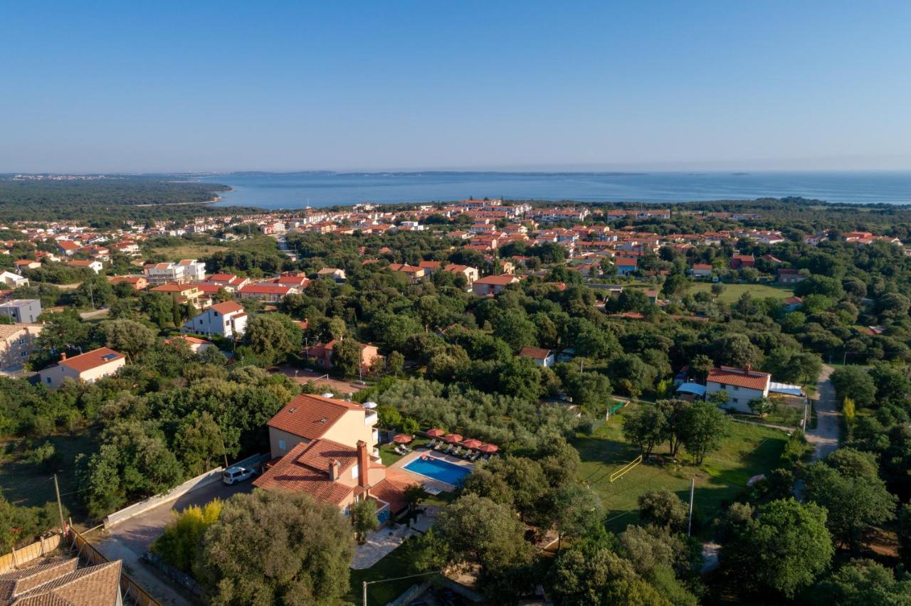 Guesthouse "Barboska" - Big Outdoor Swimming Pool & Private Tennis Court Vodnjan Luaran gambar