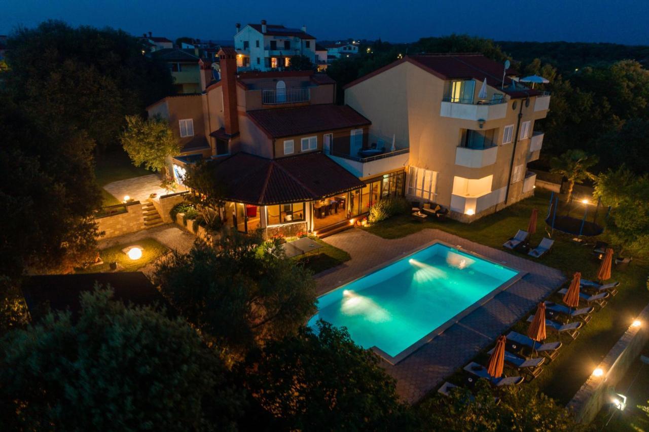 Guesthouse "Barboska" - Big Outdoor Swimming Pool & Private Tennis Court Vodnjan Luaran gambar