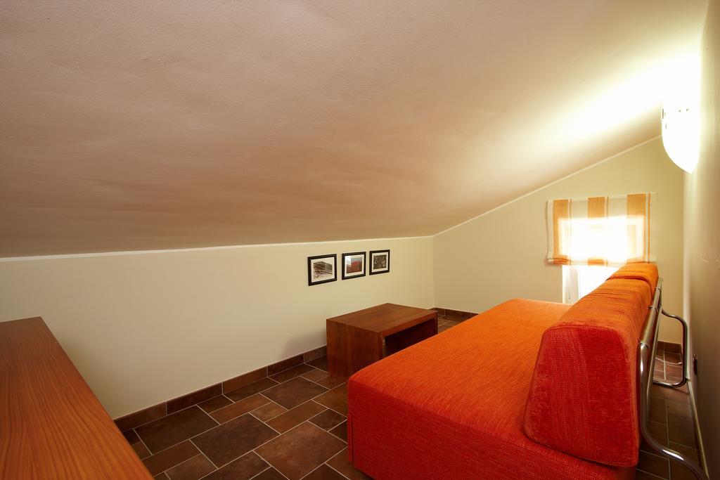 Guesthouse "Barboska" - Big Outdoor Swimming Pool & Private Tennis Court Vodnjan Bilik gambar