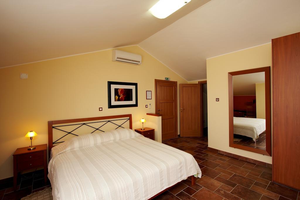 Guesthouse "Barboska" - Big Outdoor Swimming Pool & Private Tennis Court Vodnjan Bilik gambar