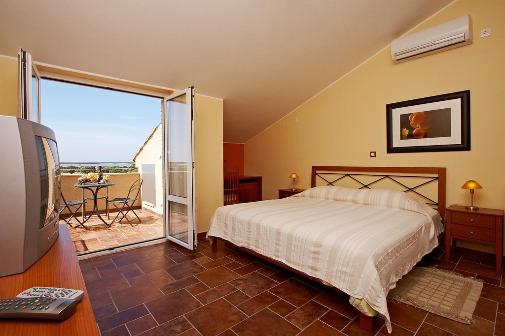 Guesthouse "Barboska" - Big Outdoor Swimming Pool & Private Tennis Court Vodnjan Bilik gambar