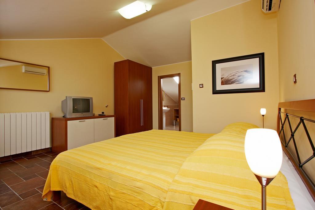 Guesthouse "Barboska" - Big Outdoor Swimming Pool & Private Tennis Court Vodnjan Bilik gambar