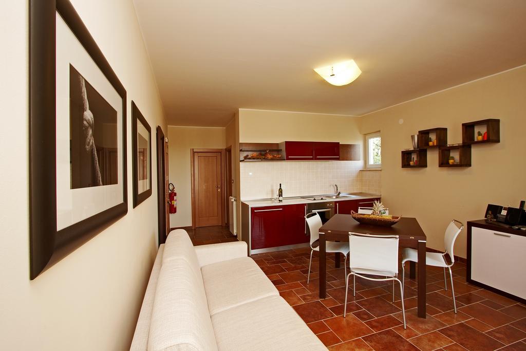 Guesthouse "Barboska" - Big Outdoor Swimming Pool & Private Tennis Court Vodnjan Bilik gambar