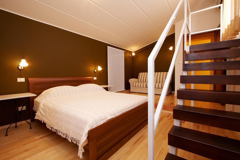 Guesthouse "Barboska" - Big Outdoor Swimming Pool & Private Tennis Court Vodnjan Bilik gambar