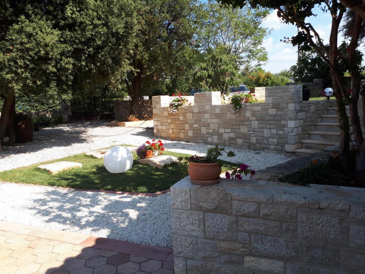 Guesthouse "Barboska" - Big Outdoor Swimming Pool & Private Tennis Court Vodnjan Luaran gambar