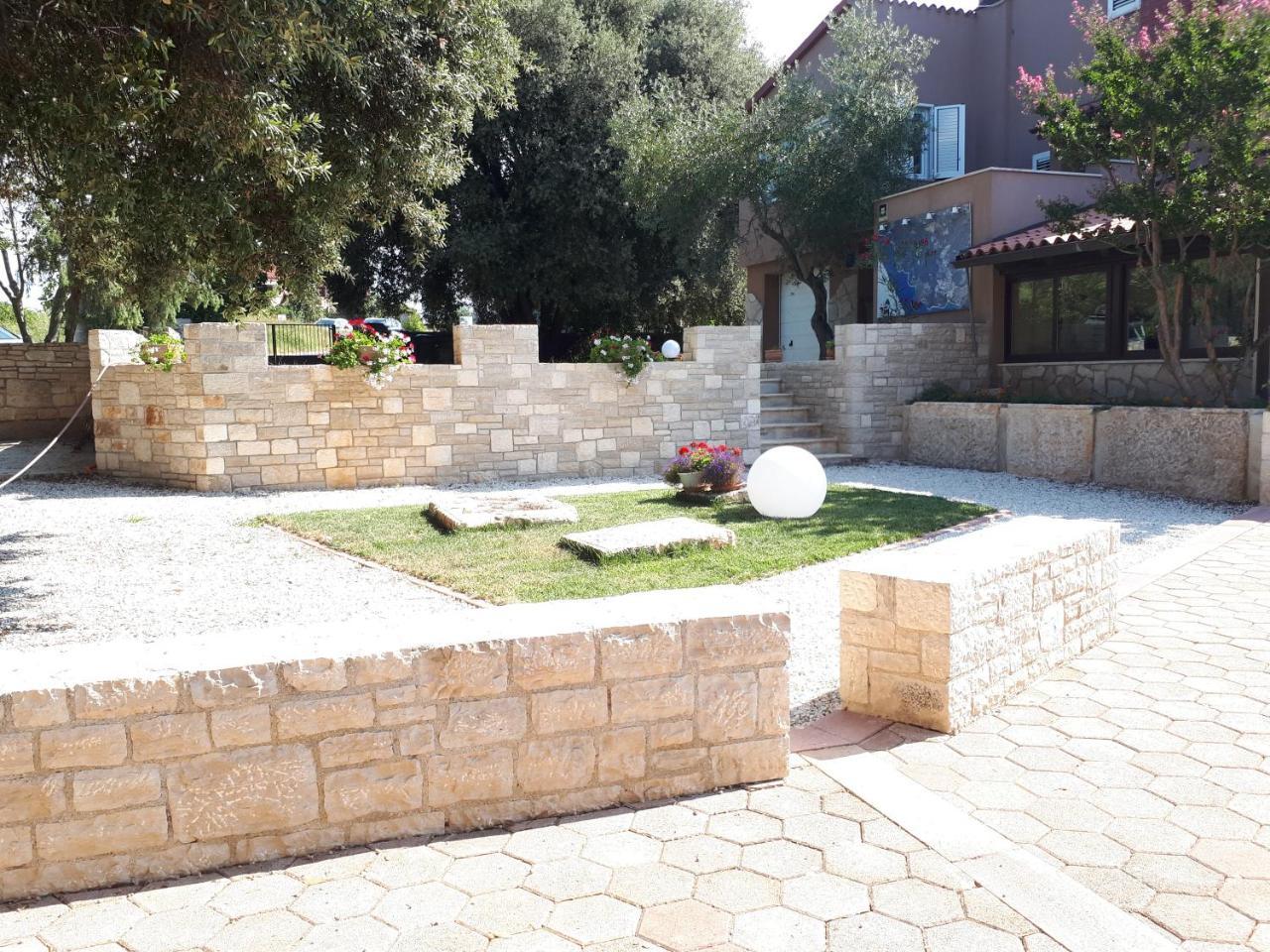 Guesthouse "Barboska" - Big Outdoor Swimming Pool & Private Tennis Court Vodnjan Luaran gambar